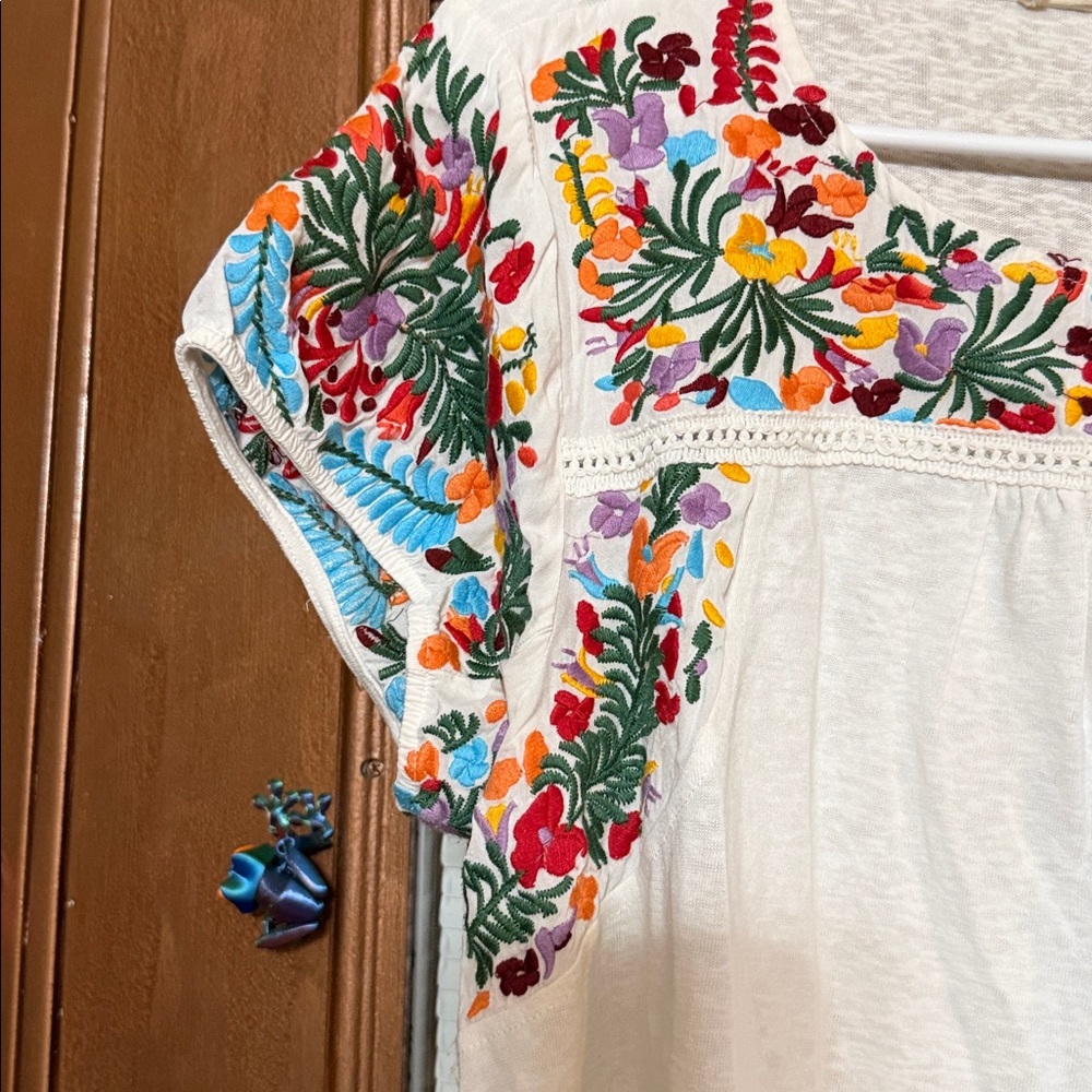 Easel top with colorful embroidery, no flaws size large - Picture 3 of 5